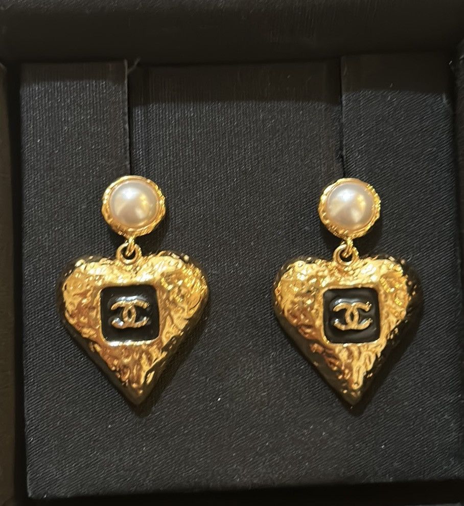 Chanel Chanel Heart Shaped CC Black Enamel, Faux Pearl Earrings Size ONE SIZE - 2 Thumbnail