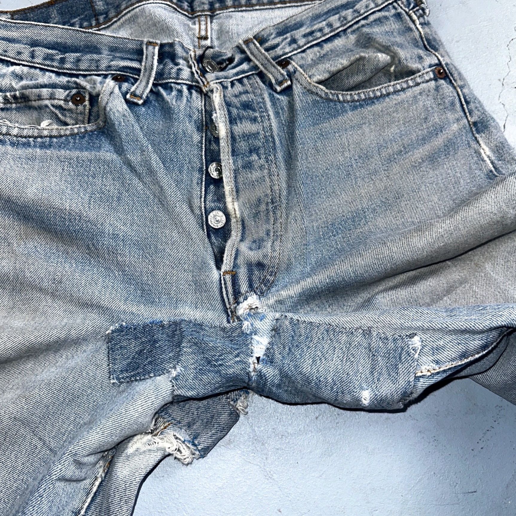 Levi's VINTAGE Levi's 501 XX Jeans 80s USA Selvedge Med Wash 32x36 501 Series Straight Mens Denim Blue Cotton Button Closure Distressed Size US 32 / EU 48 - 6 Thumbnail