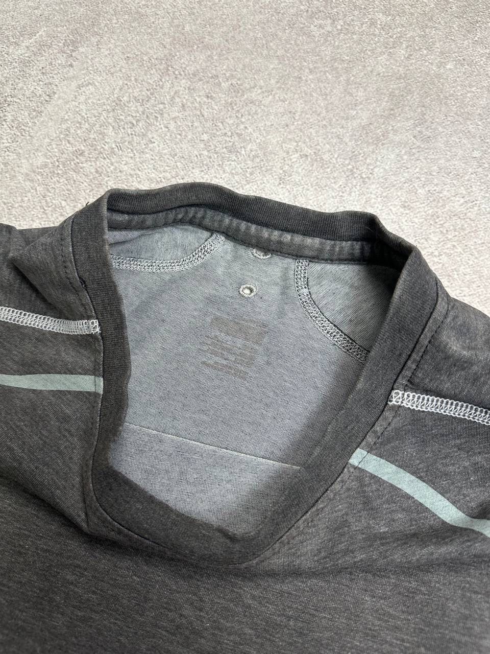 Nike Vintage Nike Central Swoosh Gray Y2K T-shirt L Size US L / EU 52-54 / 3 - 6 Thumbnail