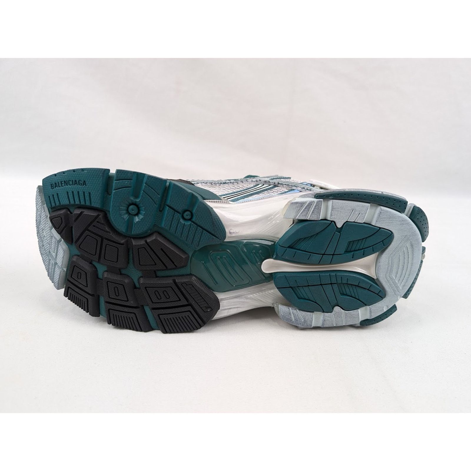 Balenciaga o1rshd1 Runners Gradient Mesh Rubber in White/Green/Blue Size US 11 / EU 44 - 9 Thumbnail