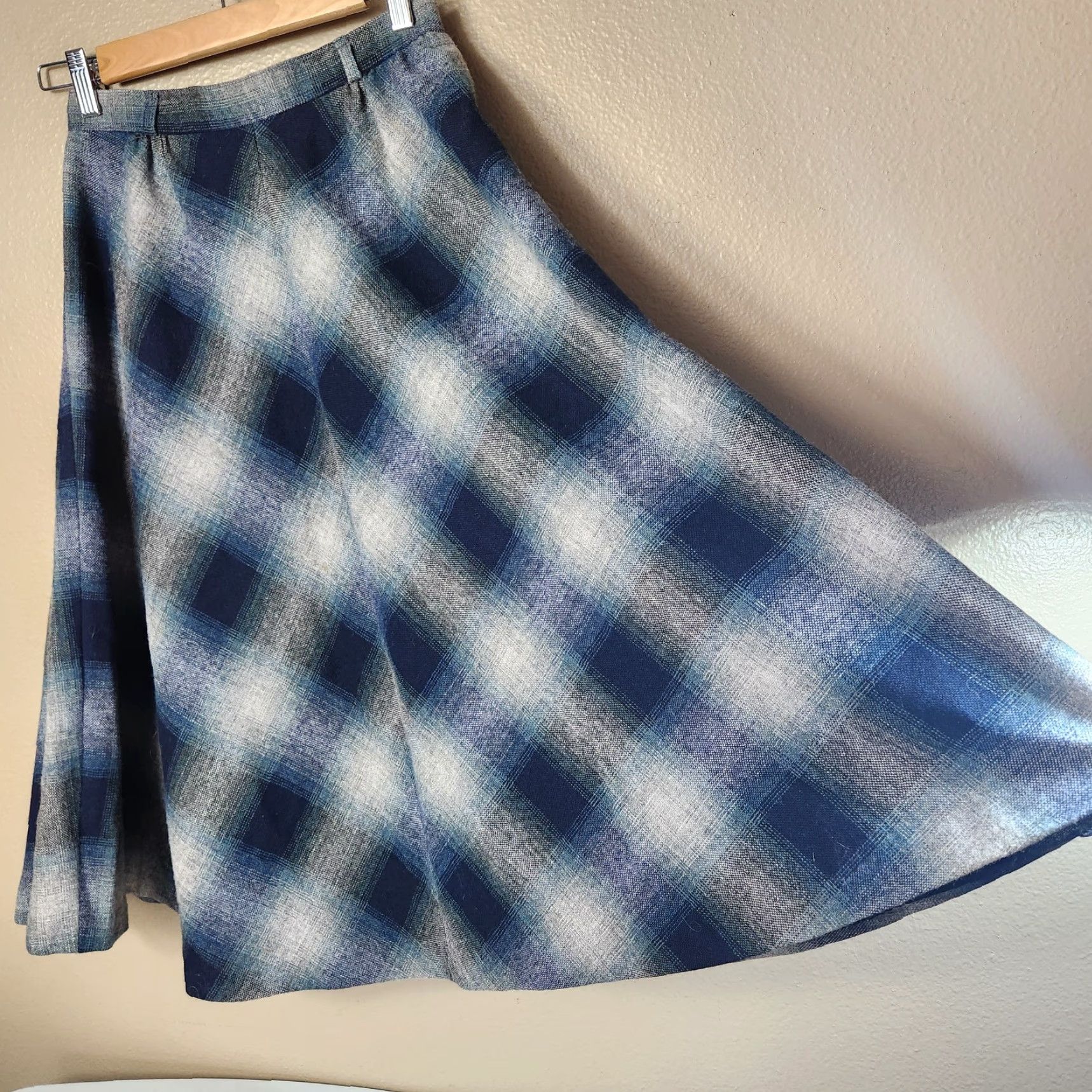 Vintage VINTAGE Panther Skirt Womens Midi Full Wool/Trevira Polyester Blend 80s Plaid High Rise Zip Lined Flare XS Blue Patttern? Size 26" / US 2 / IT 38 - 3 Thumbnail