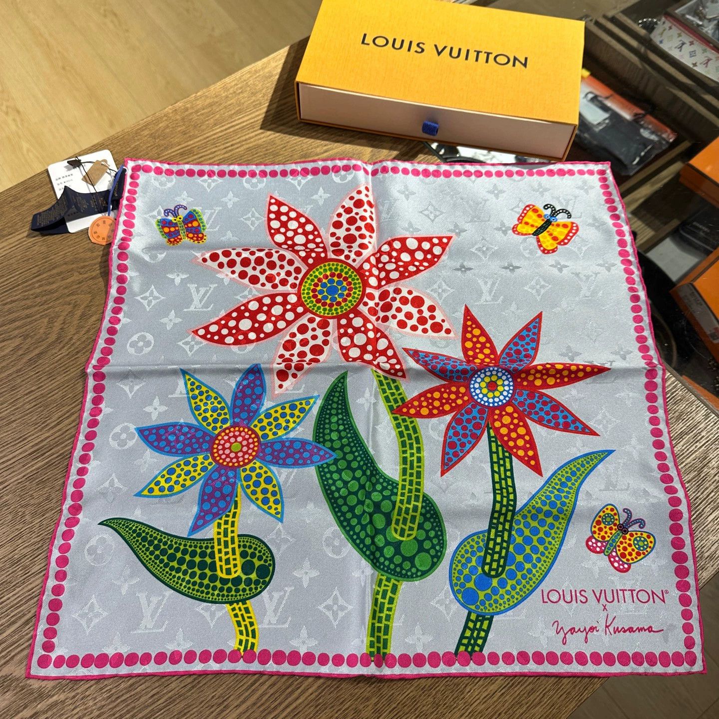 Louis Vuitton Yayoi Kusama x Louis Vuitton Polka Dot Floral Scarf Size ONE SIZE - 1 Thumbnail