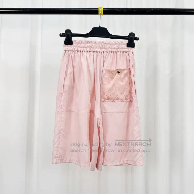 Louis Vuitton Louis Vuitton Pink presbyopic gold button silk shorts Size US 32 / EU 48 - 2 Thumbnail