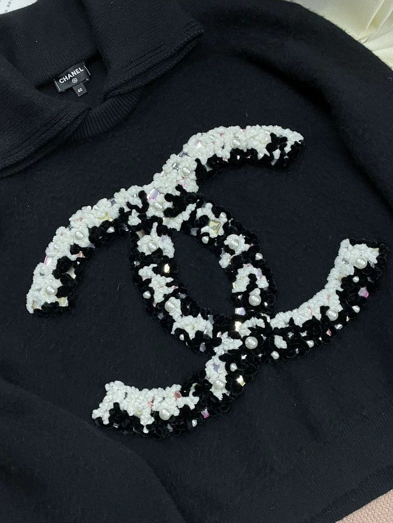 Chanel Chanel 22N Ski Series Pearl Double C Large Logo Cashmere S Size S / US 4 / IT 40 - 2 Thumbnail