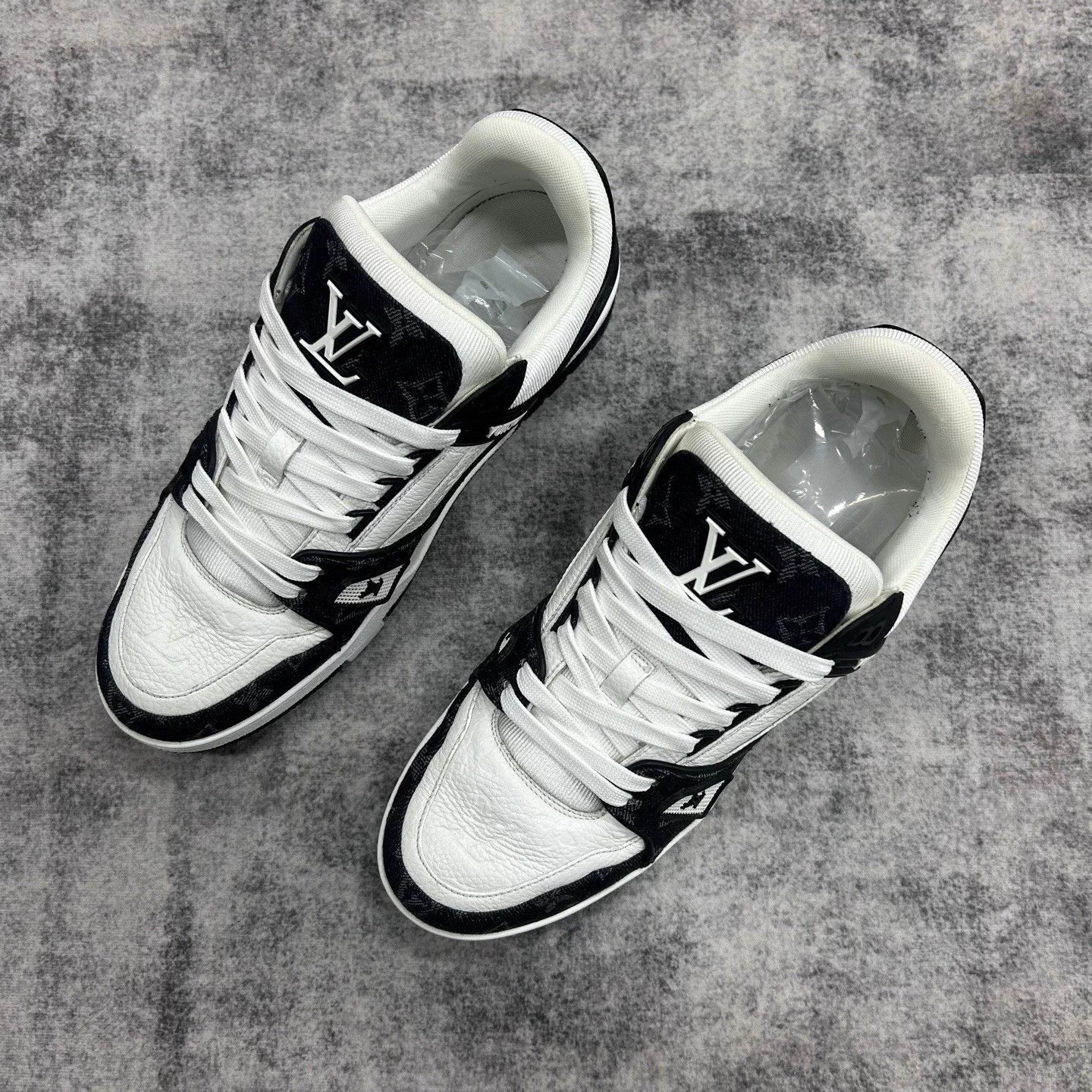 Louis Vuitton Louis Vuitton Trainer Panda Denim Sneakers 42.5 Size US 9.5 / EU 42-43 - 2 Thumbnail