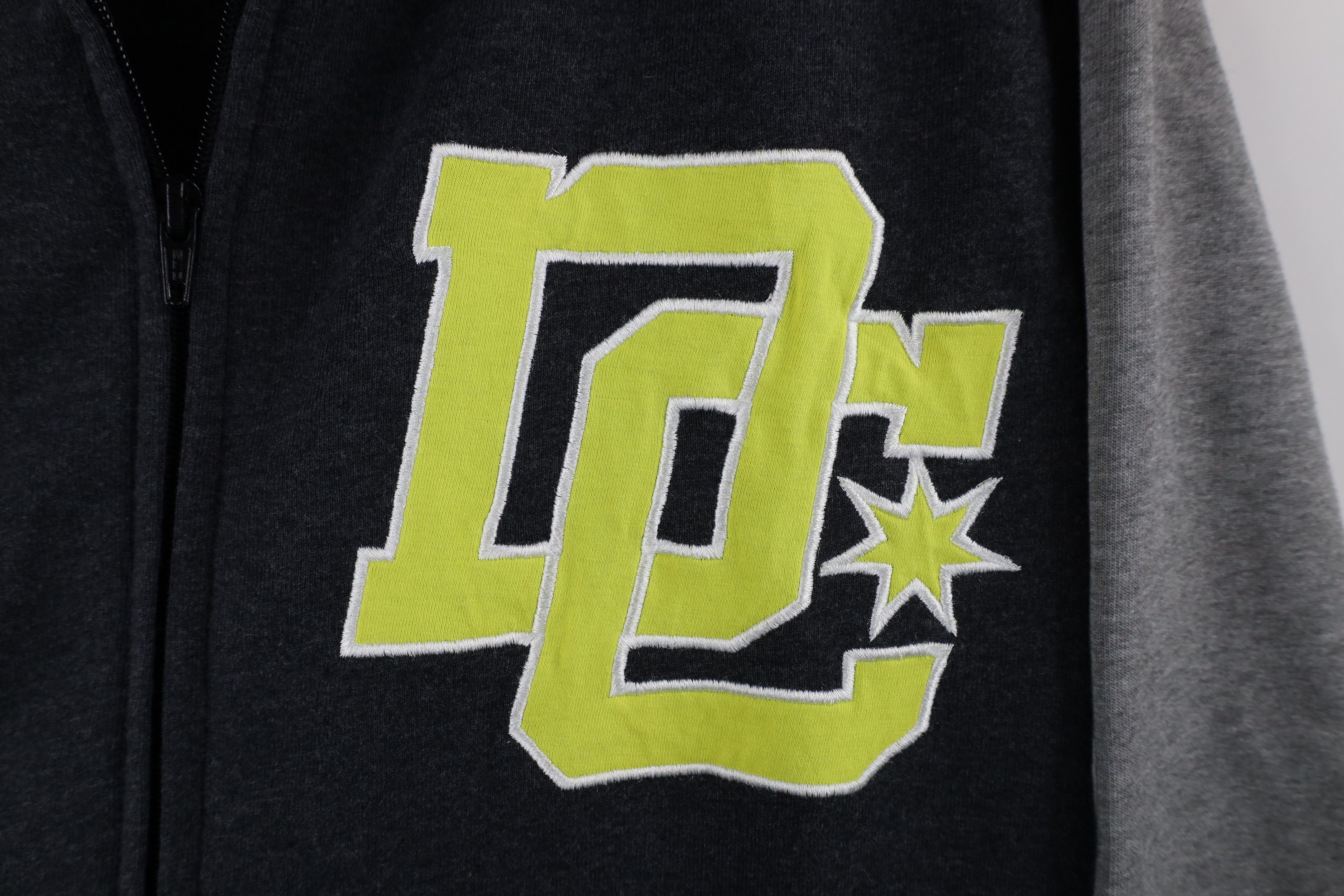 Vintage Vintage DC Shoes Skateboarding Block Full Zip Hoodie Gray Size US L / EU 52-54 / 3 - 4 Thumbnail