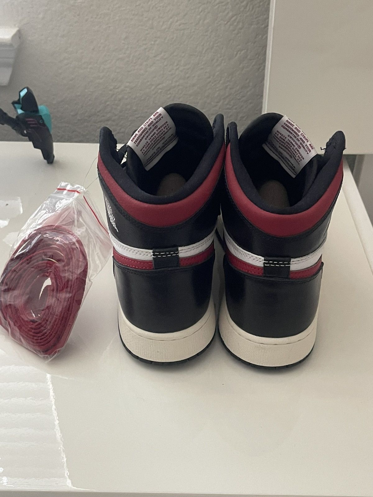 Nike Jordan 1 Retro High Black Gym Red GS Size US 7 / EU 40 - 2 Thumbnail