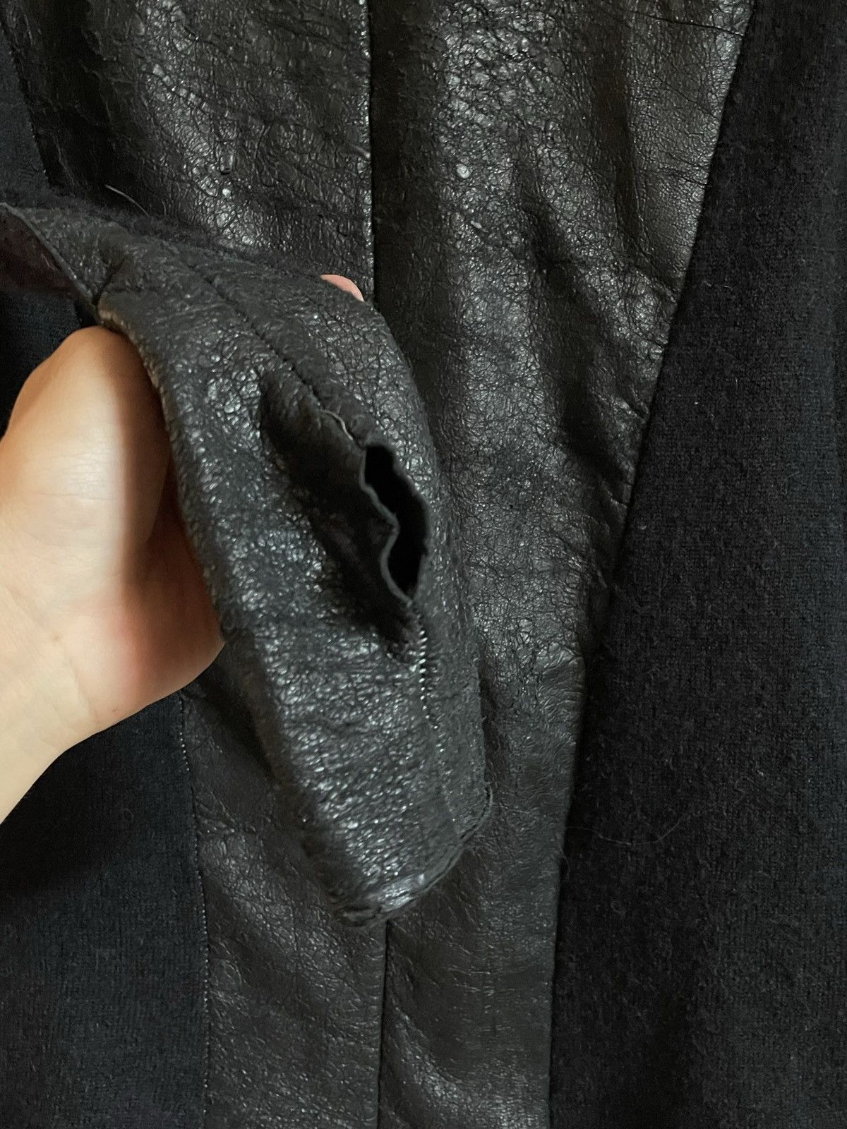 10sei0otto Avant-Garde Blistered Leather Patch Wool Cardigan