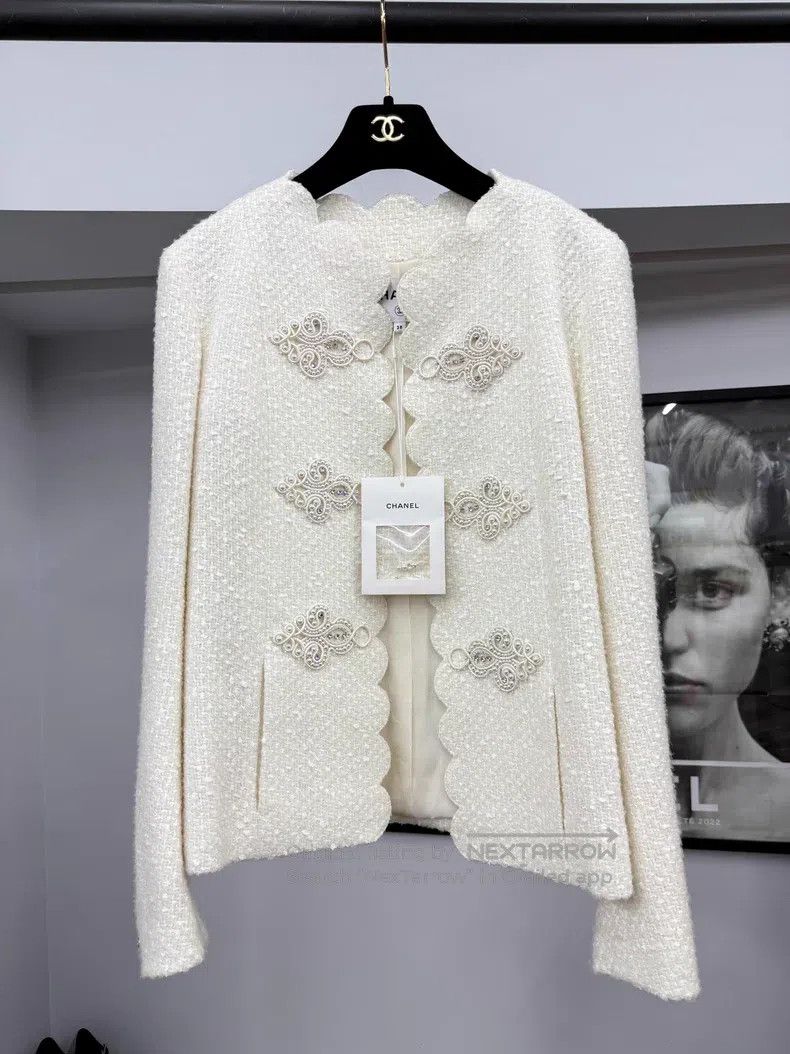 Chanel Chanel 20K Equestrian Series White Wavy Pearl Buckle Jacke Size XS / US 0-2 / IT 36-38 - 1 Thumbnail