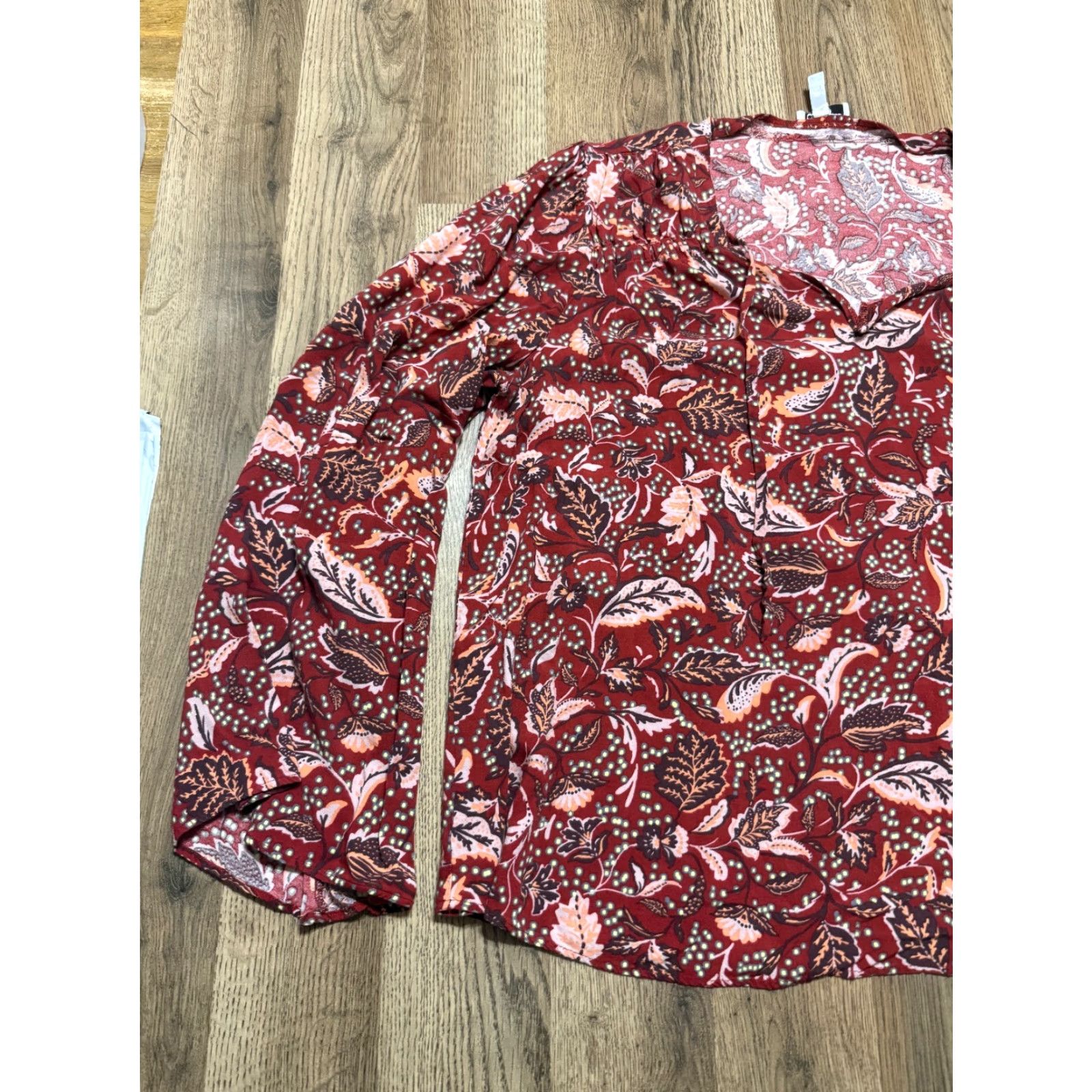 Jessica Simpson Jessica Simpson Blouse Women's XL Red Floral Long Sleeve V-neck Shirt Adult Womens Regular Polyester Lightweight Fall Spring Summer Casual Modern 90s Size XL / US 12-14 / IT 48-50 - 3 Thumbnail