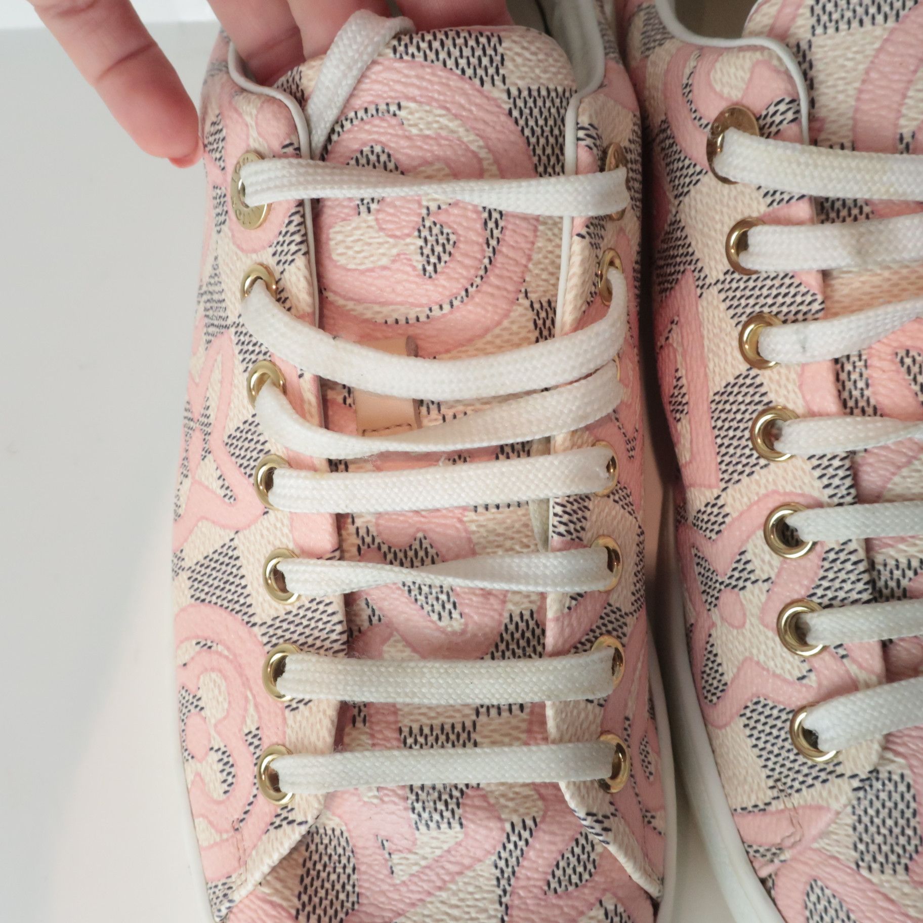 Louis Vuitton Louis Vuitton Tahitienne Pink Flower Sneakers Size US 9 / IT 39 - 24 Thumbnail