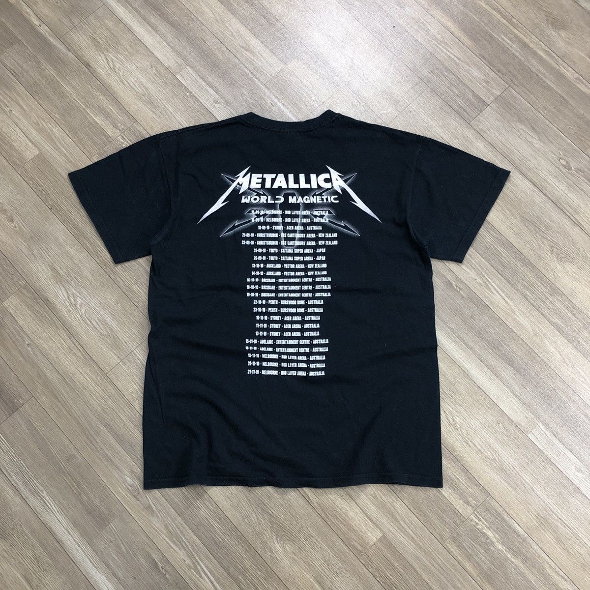 Band Tees × Metallica × Vintage Vintage 2000s Metallica "World Magical Tour" Band Tee Size US M / EU 48-50 / 2 - 9 Thumbnail