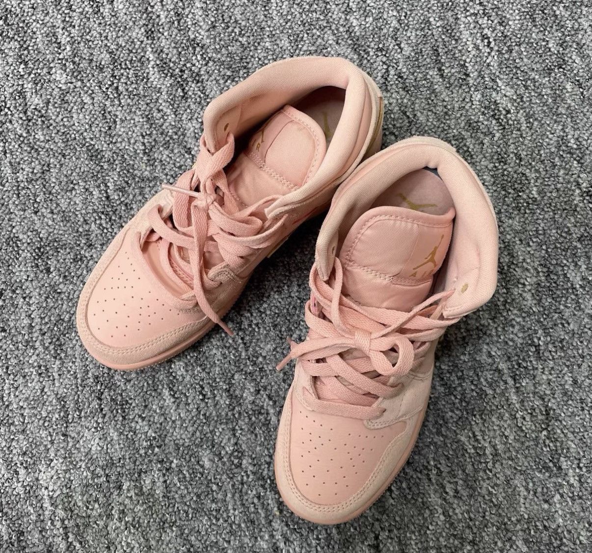 Jordan Brand Jordan Air Jordan 1 Mid Coral Gold K12 Size US 6.5 / IT 36.5 - 2 Thumbnail