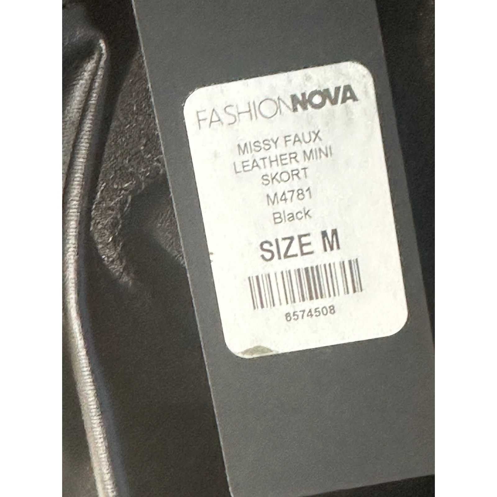 Fashion Nova Fasihon Nova black faux leather mini skort size medium Size 27" / US 4 / IT 40 - 7 Thumbnail