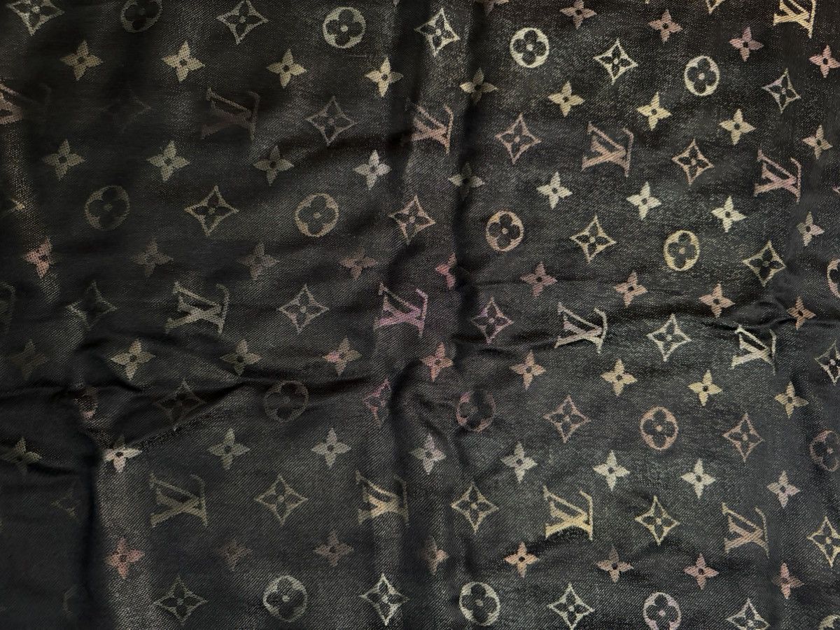 Louis Vuitton ***RARE LOUIS VUITTON SO SHINE MONOGRAM SCARF Size ONE SIZE - 4 Thumbnail