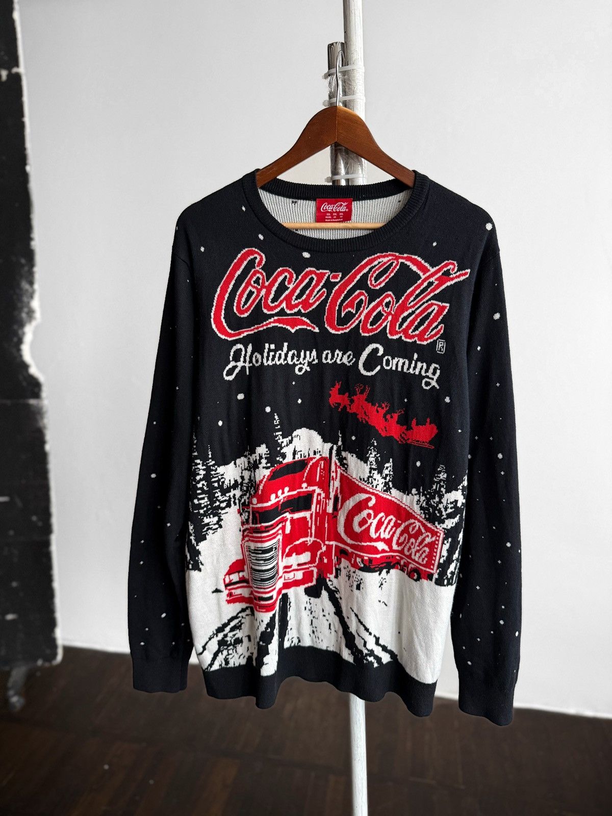 Coca Cola Coca-Cola F&F Mens Black Christmas Truck Knit Sweater Size US XXL / EU 58 / 5 - 1 Thumbnail