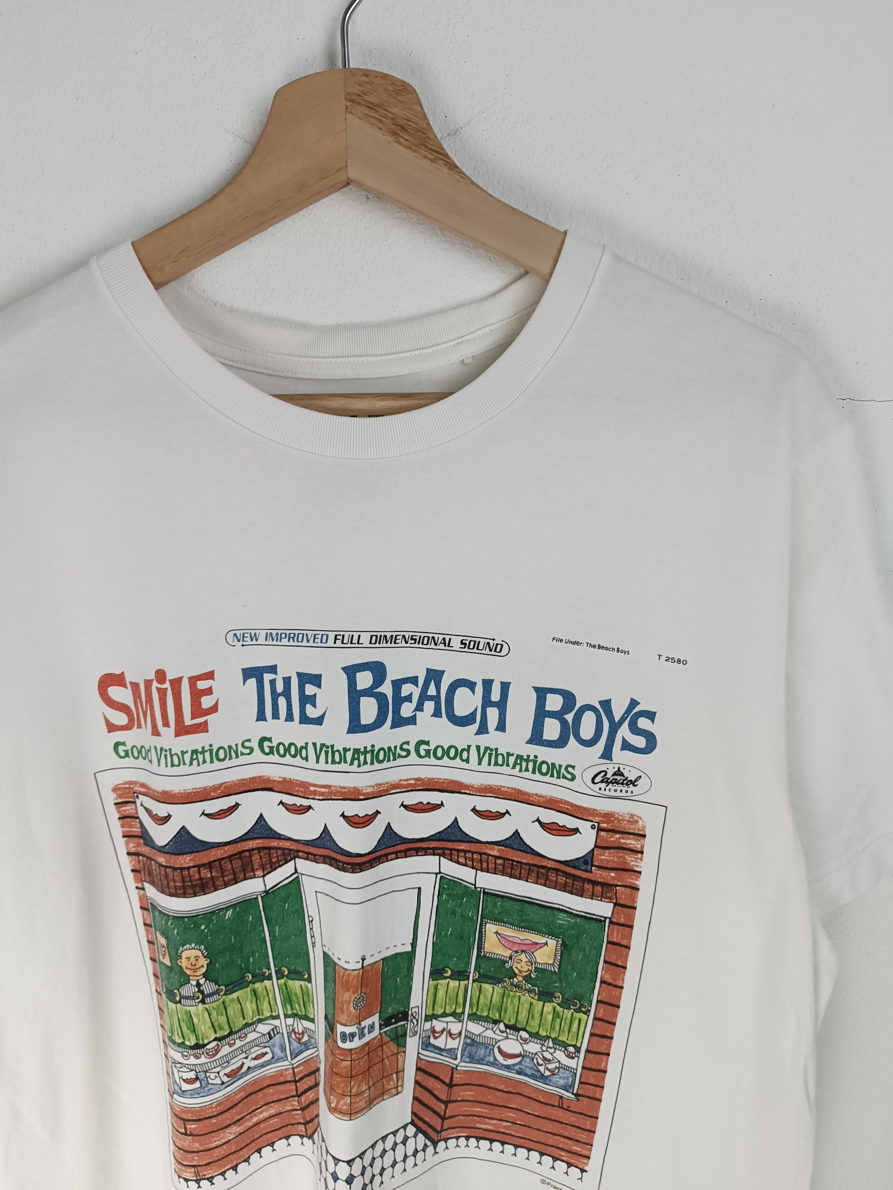 Band Tees VINTAGE THE BEACH BOYS GOOD VIBRATION SMILE TEE beatles who Size US XL / EU 56 / 4 - 9 Thumbnail