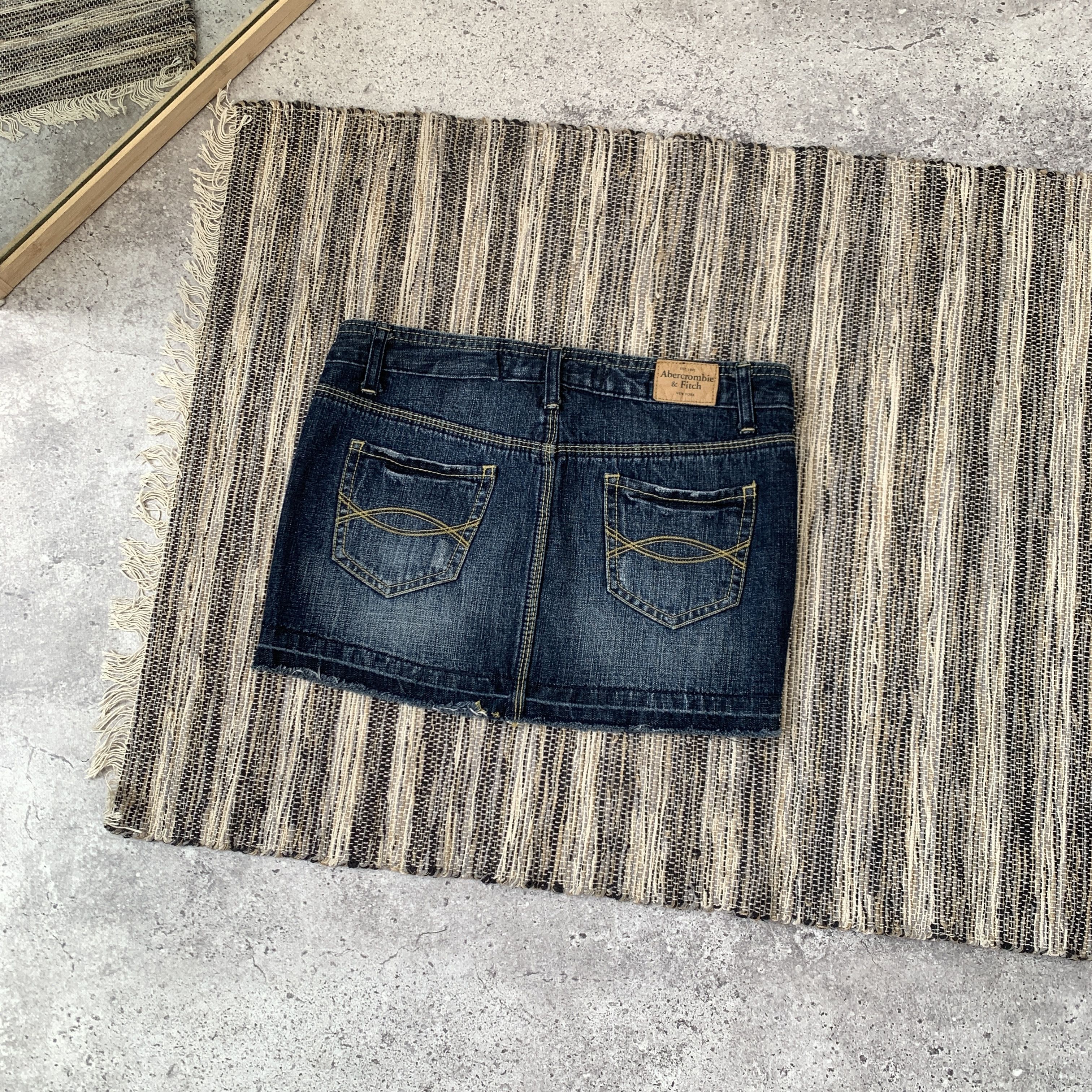 Abercrombie & Fitch Vintage Y2K Faded Women's Blue Denim Low Rise Mini Skirt Size 25" / US 0 / IT 36 - 2 Thumbnail