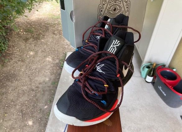 Nike Nike Kyrie Erving (Friends) Size US 10 / EU 43 - 8 Thumbnail