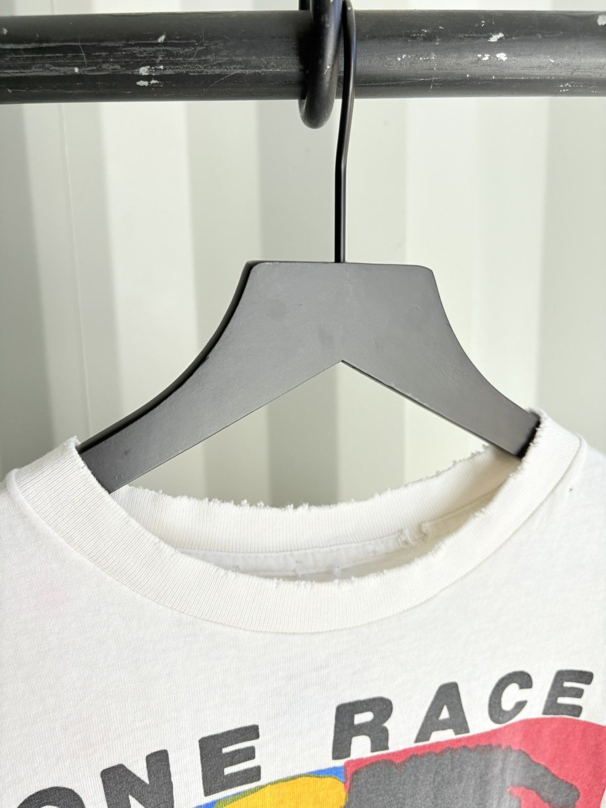 Vintage Vintage One Race Human Shirt Faded Distressed GRUNGE Band Size US L / EU 52-54 / 3 - 5 Thumbnail