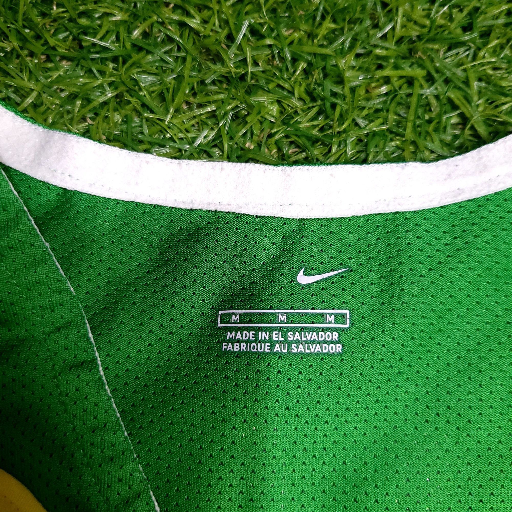 Nike Ronaldinho Brazil 2004 Soccer Jersey M Size US M / EU 48-50 / 2 - 5 Thumbnail