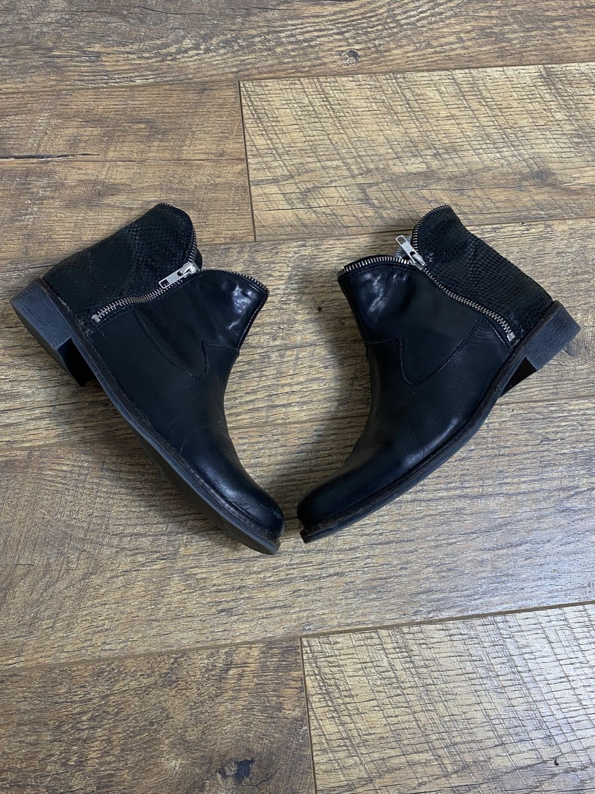 Japanese Brand Rare Y2K Avant Garde Snakeskin Textured Leather Boots Size US 8 / EU 41 - 1 Thumbnail