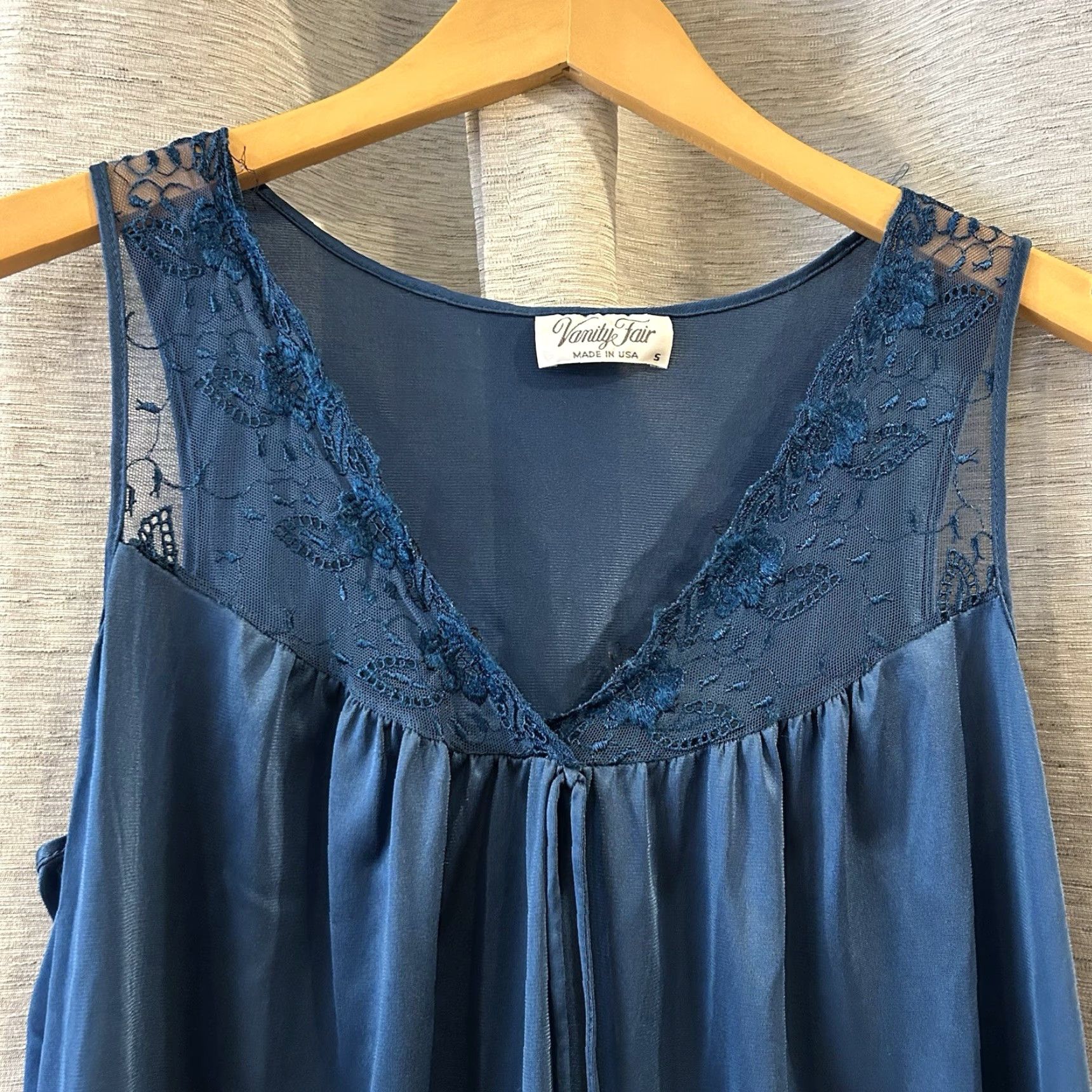 Vintage VINTAGE Vanity Fair Slip Nightgown Chemise Blue Satin V-neck Embroidered Flowers S Small Womens Size ONE SIZE - 2 Thumbnail
