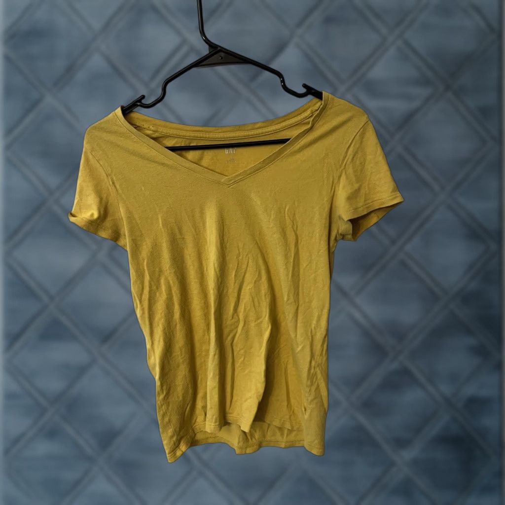 Gap Vintage Gap T-Shirt Women Small V-Neck Solid Yellow Stars Easy Wear Size S / US 4 / IT 40 - 1 Thumbnail
