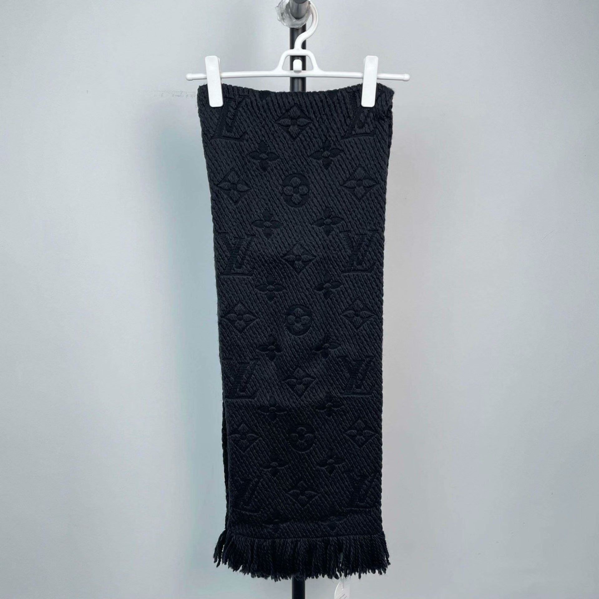 Louis Vuitton Louis Vuitton Black Scarf L Men Size ONE SIZE - 1 Thumbnail