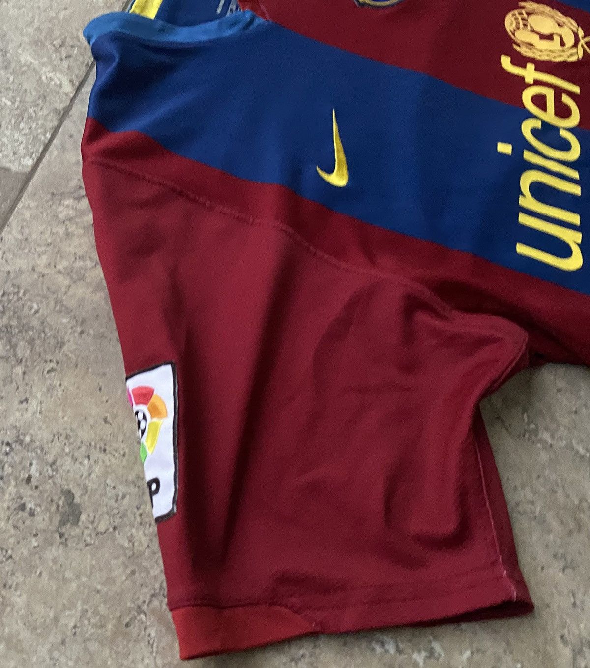 Vintage Messi 2006-2007 Kit F.C Barcelona #19 (Like New) Size US M / EU 48-50 / 2 - 6 Thumbnail