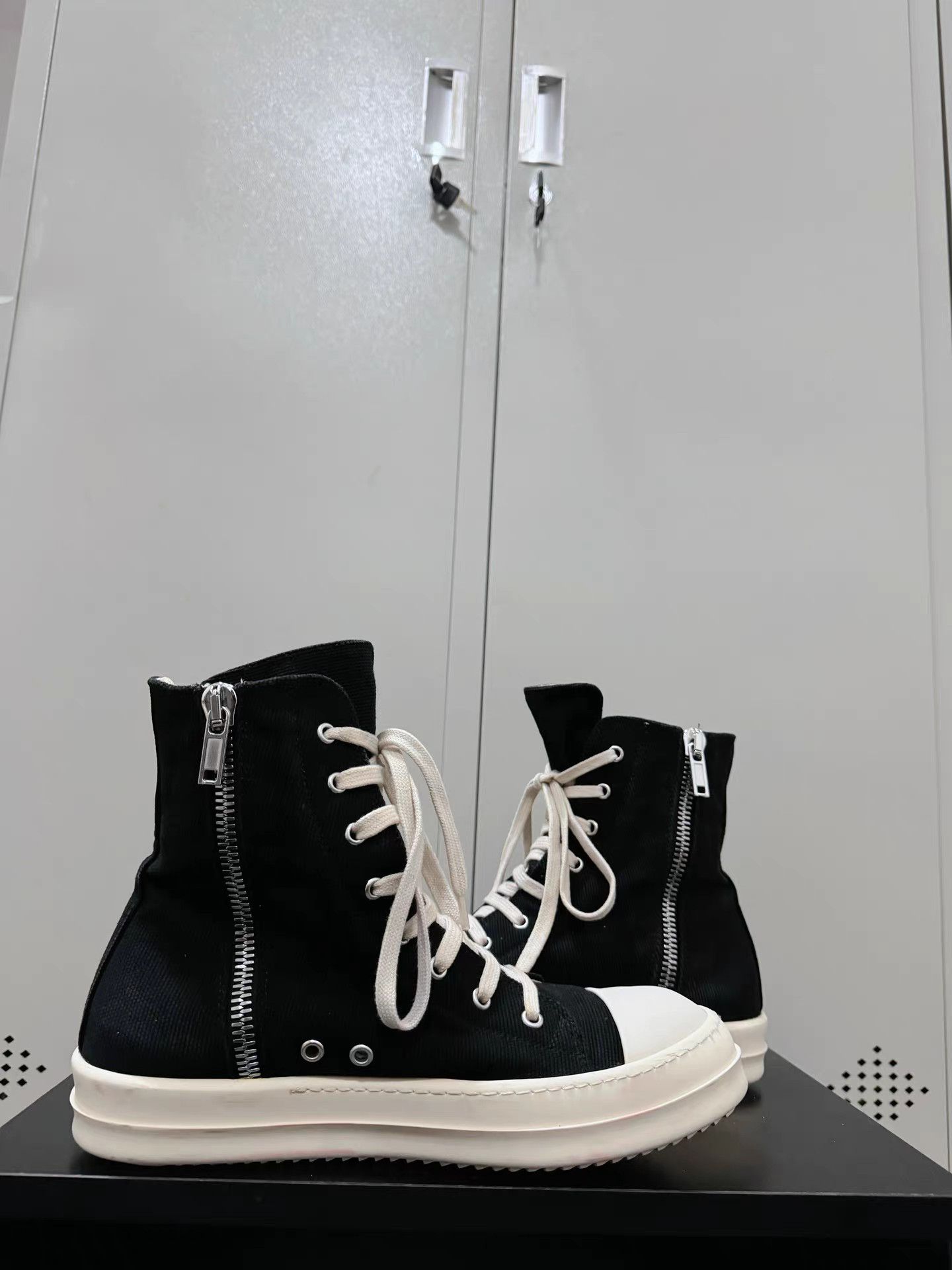 Rick Owens Rick Owens Drkshdw letter logo Converse high-top sneakers Size US 8 / EU 41 - 5 Thumbnail