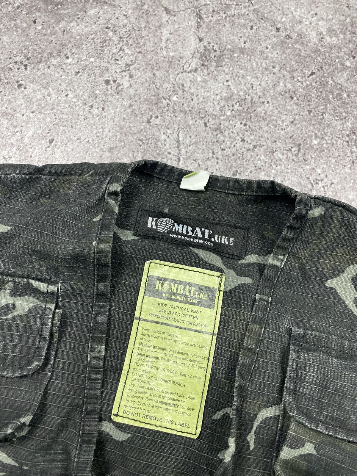 Japanese Brand Kombat cropped Camo Vest multipocket Y2K Size US S / EU 44-46 / 1 - 3 Thumbnail