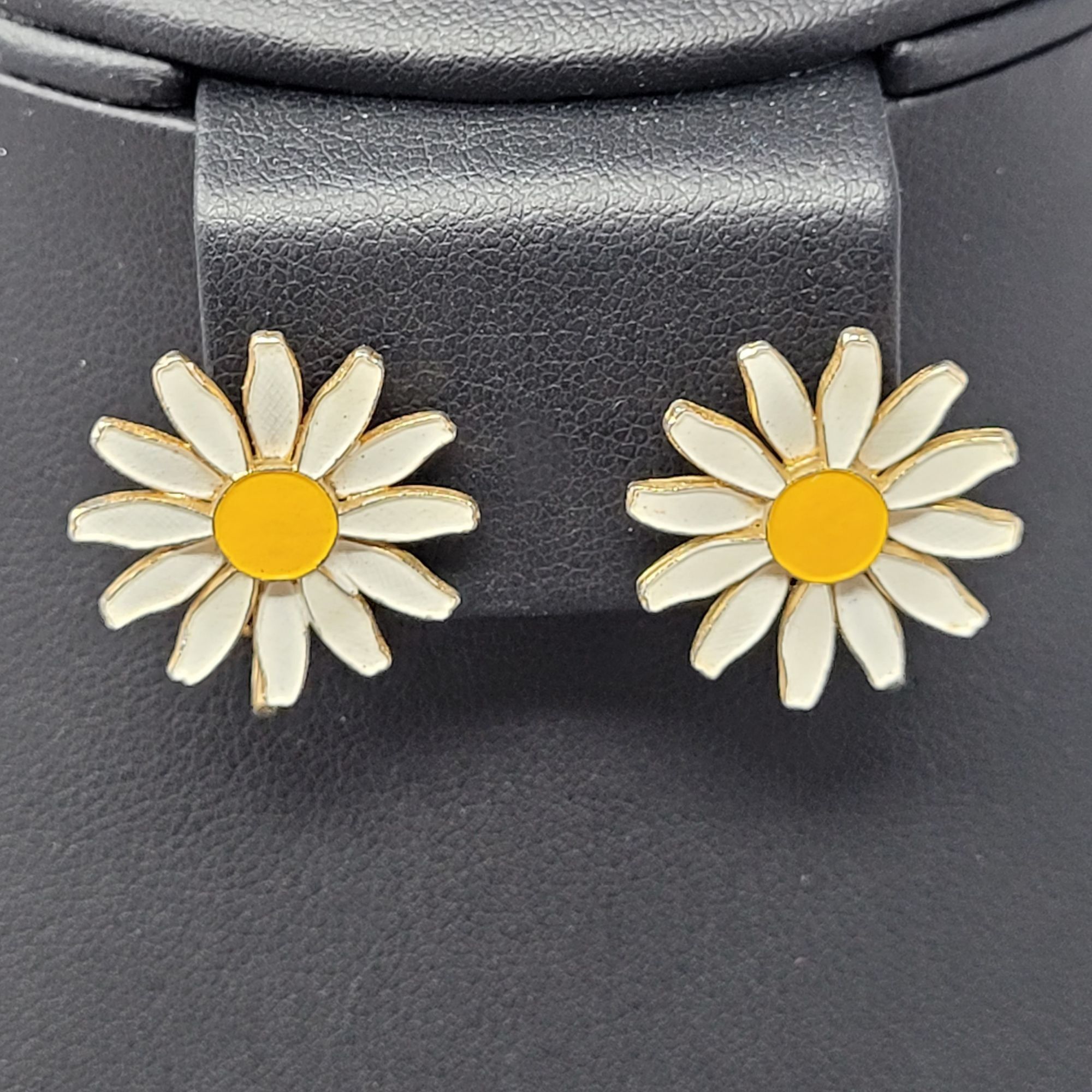 Vintage Vtg Daisy Flower Clip-On Earrings Gold-Tone White Yellow Ena Size ONE SIZE - 1 Thumbnail