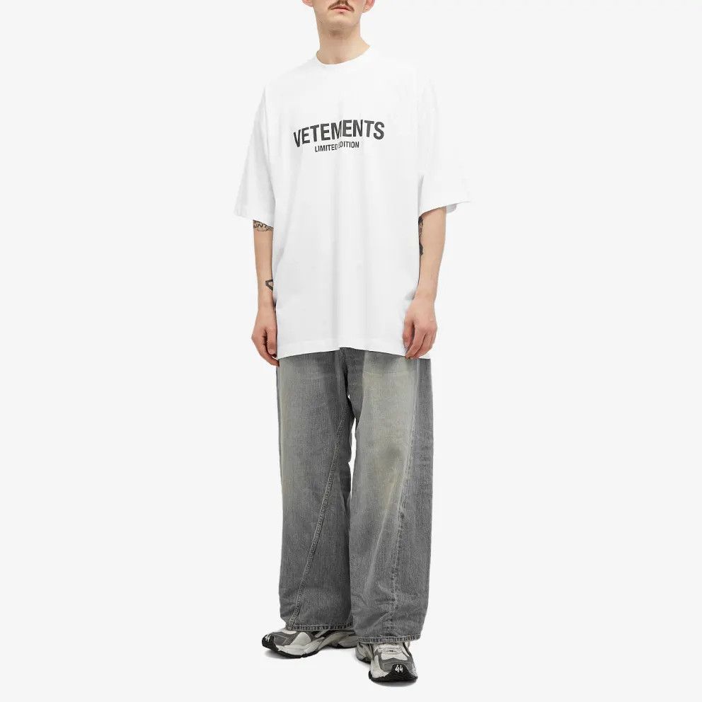 Vetements o1y0924 Oversize-T-Shirt in White Size US S / EU 44-46 / 1 - 4 Thumbnail