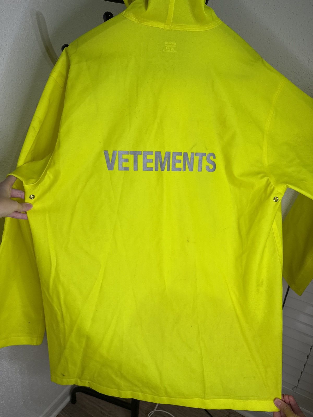 Vetements Vetements SS18 Logo Raincoat Size US M / EU 48-50 / 2 - 12 Thumbnail