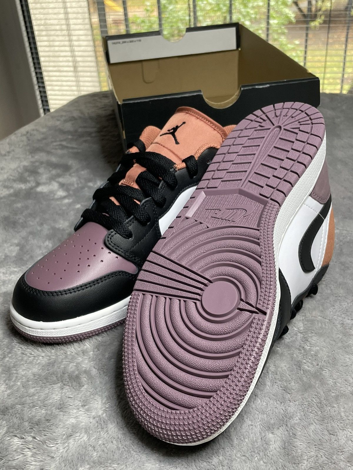 Nike AIR JORDAN 1 LOW SE (GS) Size US 6.5 / EU 39-40 - 6 Thumbnail