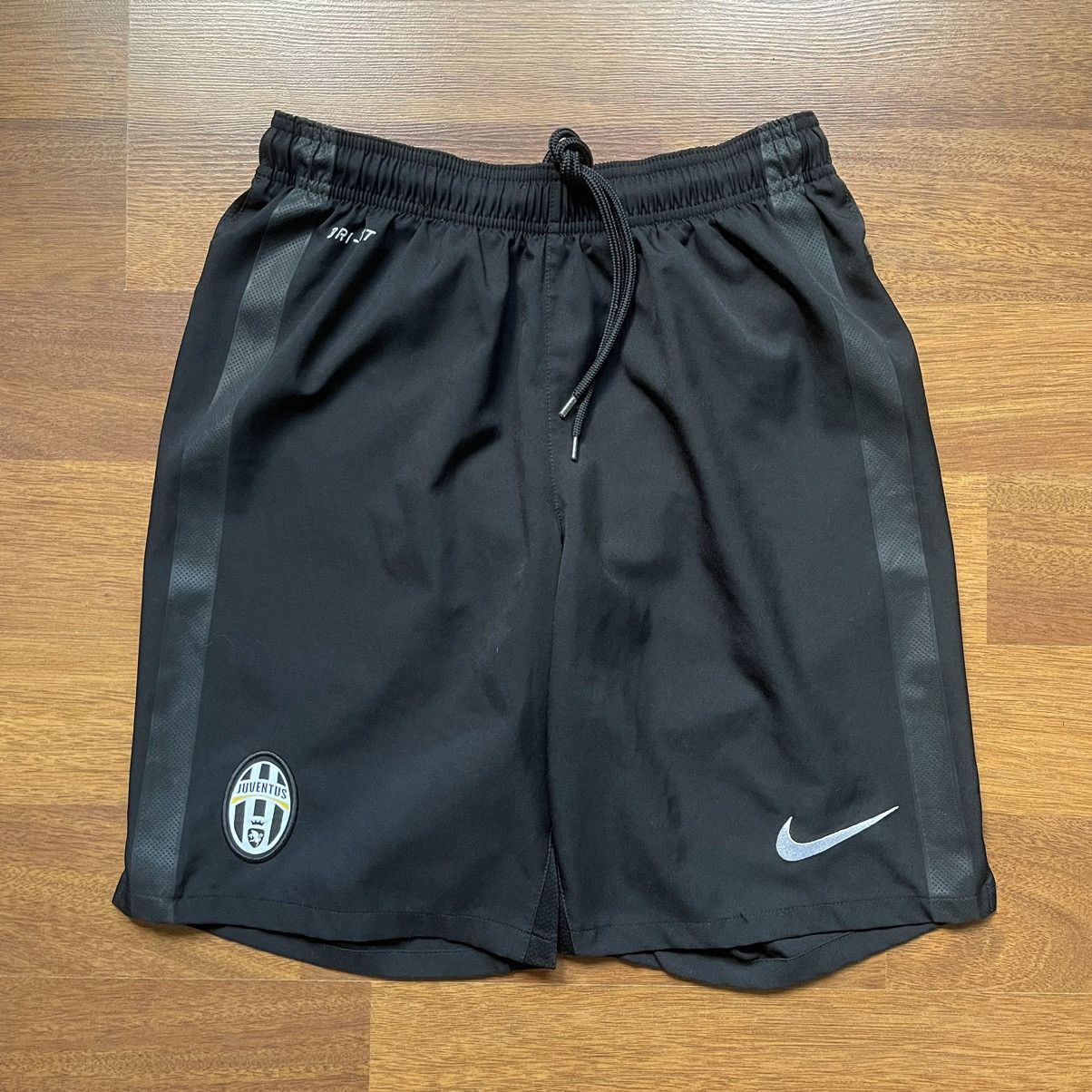 Nike × Vintage JUVENTUS NIKE 2012/2013 FOOTBALL SOCCER AWAY SHORTS Size US 31 - 1 Thumbnail