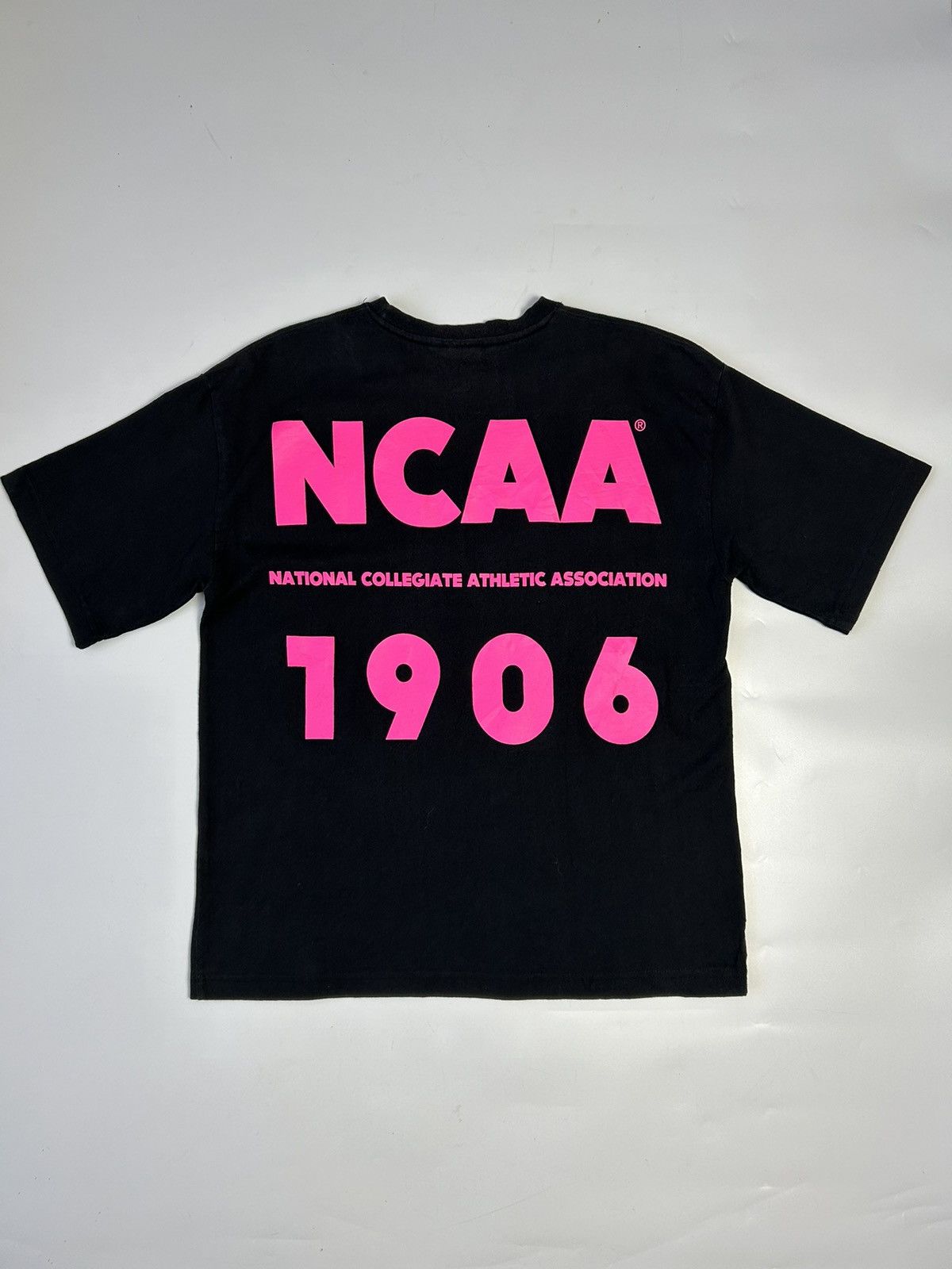 Japanese Brand × NCAA NCAA BACK FULL PRINTED SHORT SLEEVE T-SHIRT Size US S / EU 44-46 / 1 - 1 Thumbnail