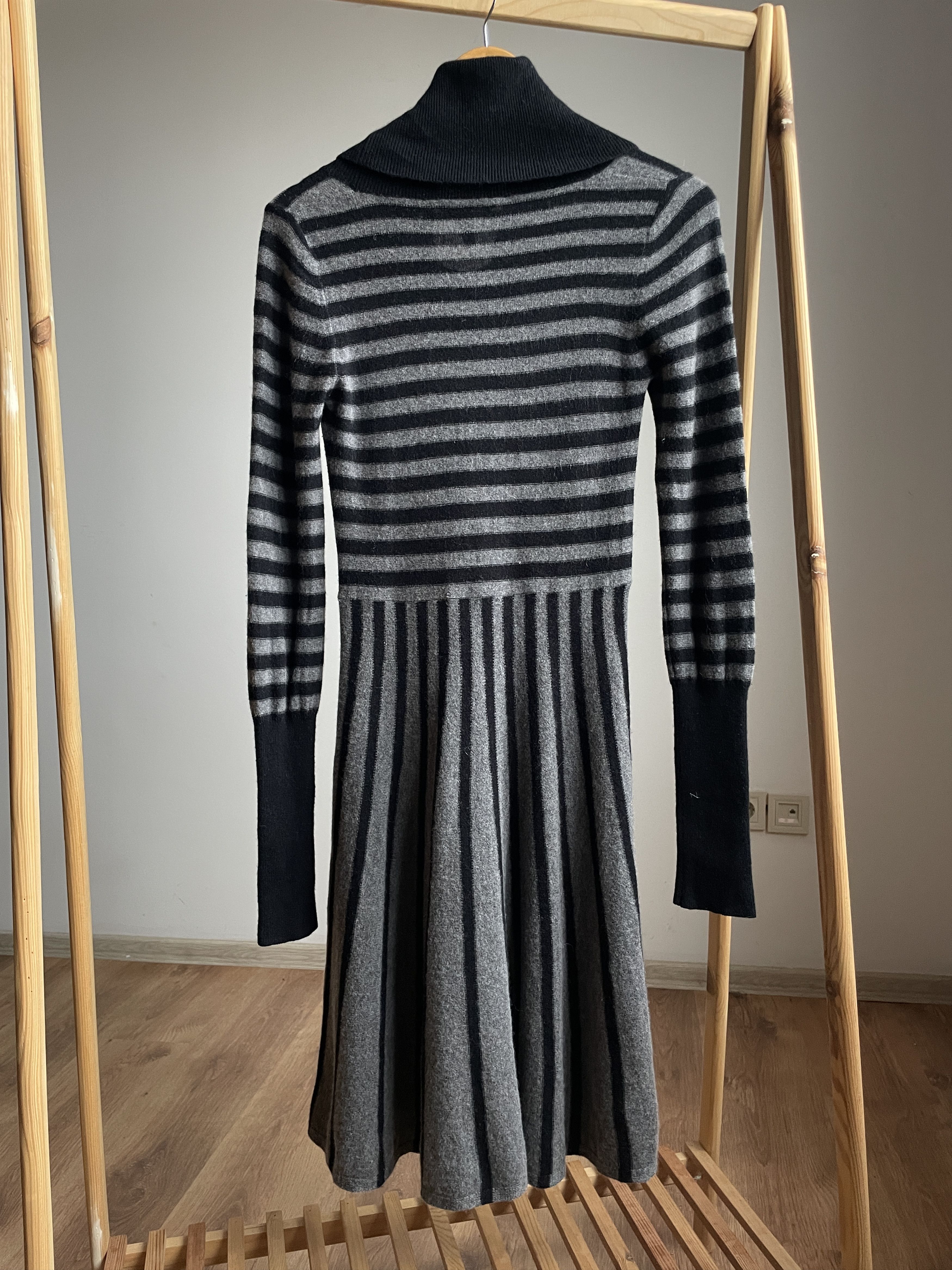 Bcbgmaxazria BCBG Max Azria Roll Neck Striped Wool Cashmere Flared Dress Size M / US 6-8 / IT 42-44 - 2 Thumbnail