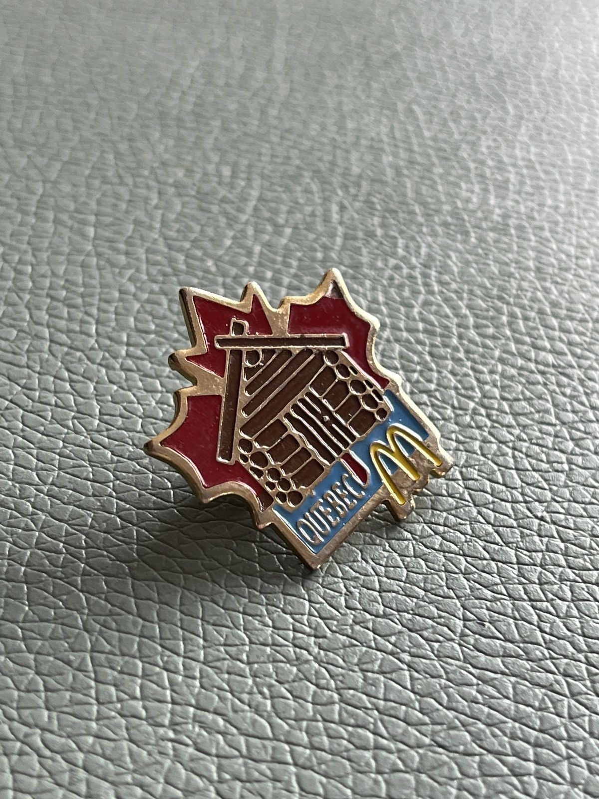 Junk Food × Vintage Mc Donald’s x Quebec vintage pin (90´s) Size ONE SIZE - 2 Thumbnail