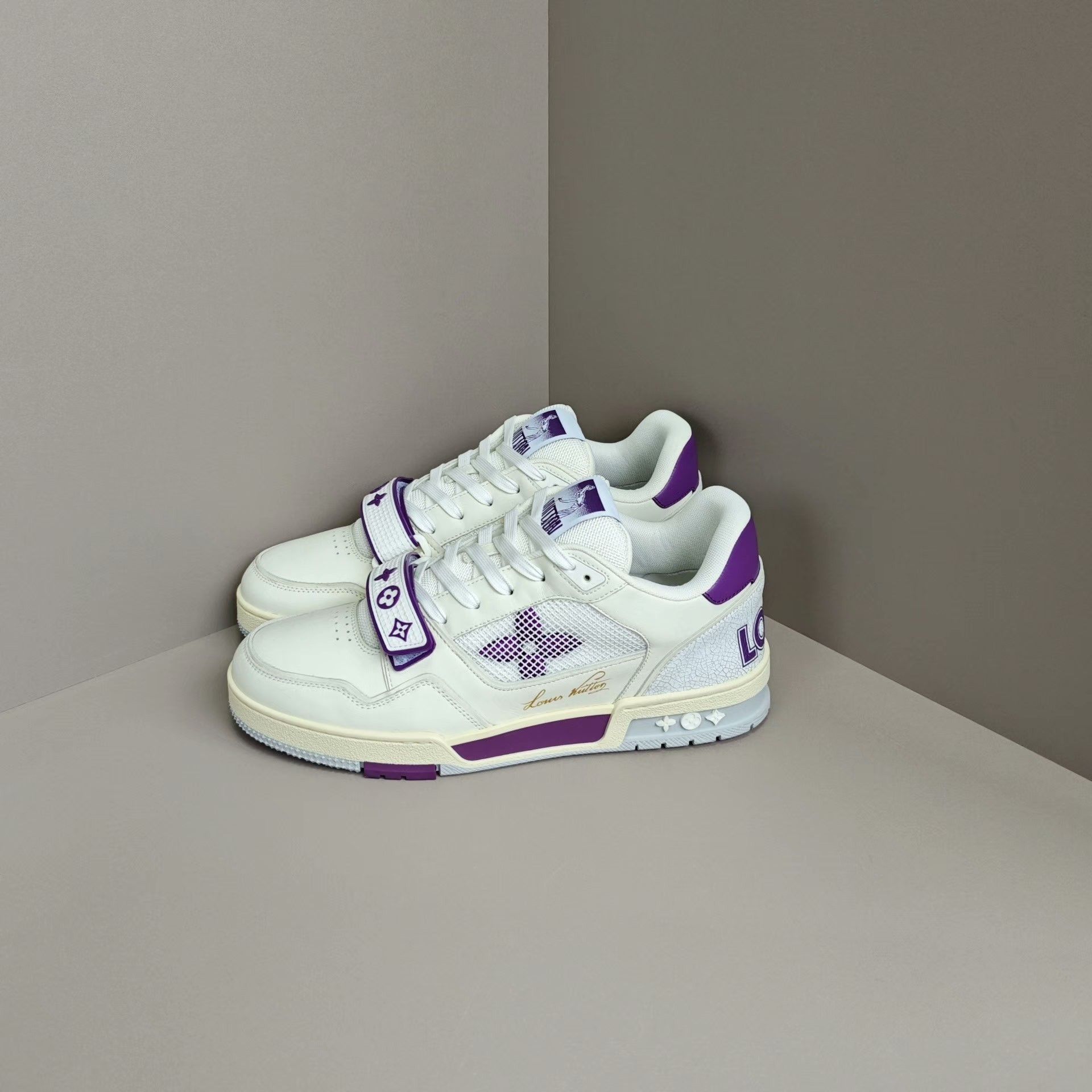 Louis Vuitton Louis Vuitton Training White Lowtop Sneakers 8 Men Size US 8 / EU 41 - 1 Thumbnail