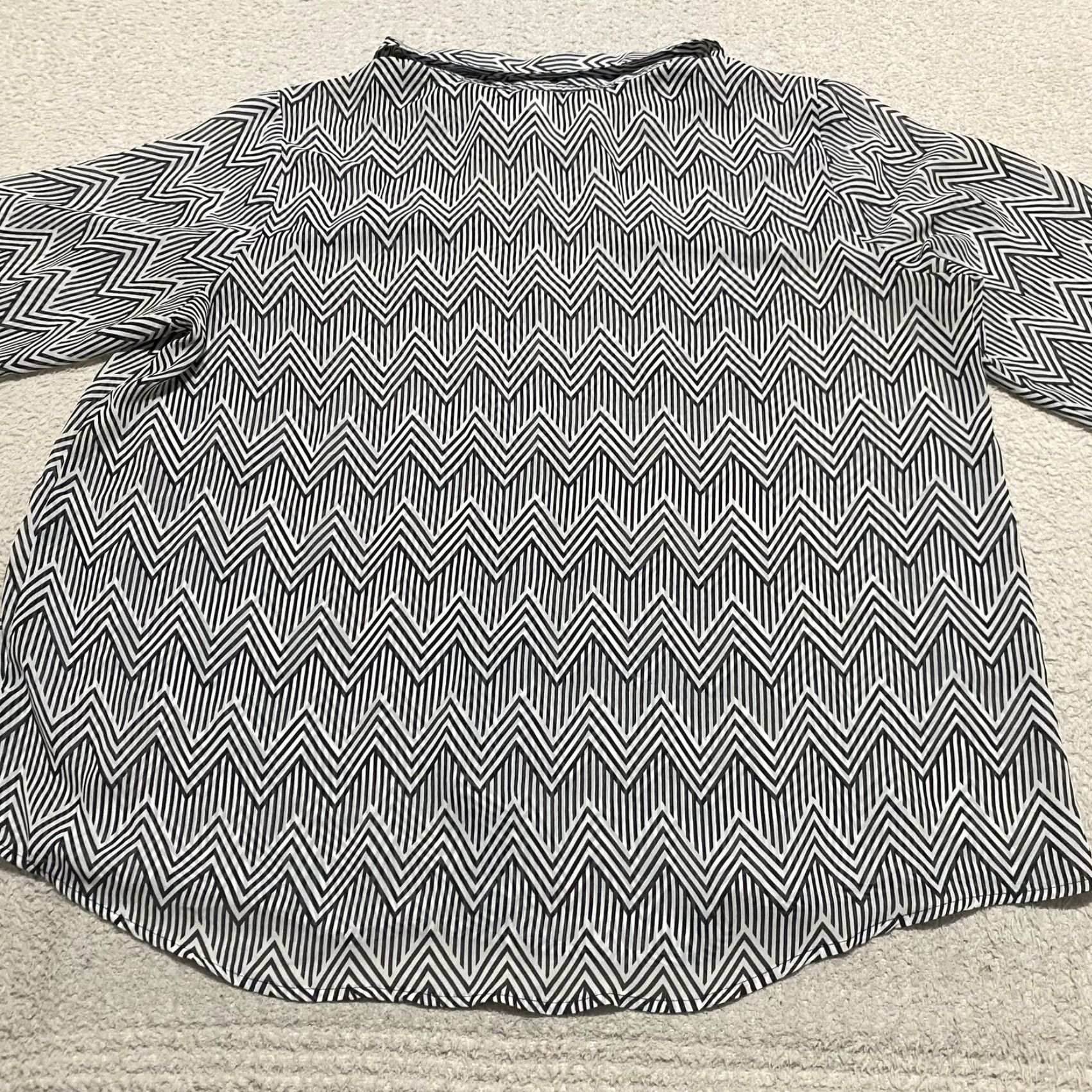 Torrid Torrid Shirt 1X Plus Chevron Zigzag Button-Up Sheer Long Sleeve Blouse Black, Womens, Plus, Button, Classic, Modern Size XL / US 12-14 / IT 48-50 - 2 Thumbnail