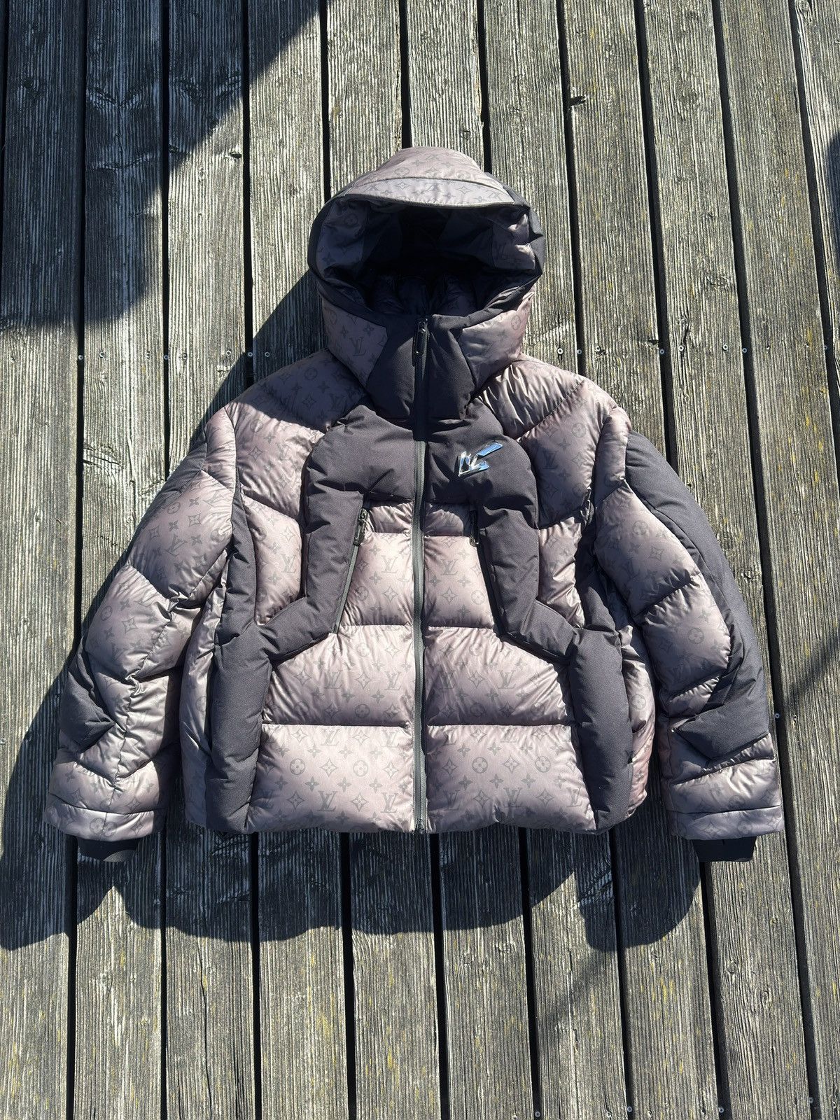 Louis Vuitton Louis Vuitton x Virgil Abloh - 2054 Heat reactive Puffer Size US M / EU 48-50 / 2 - 2 Thumbnail