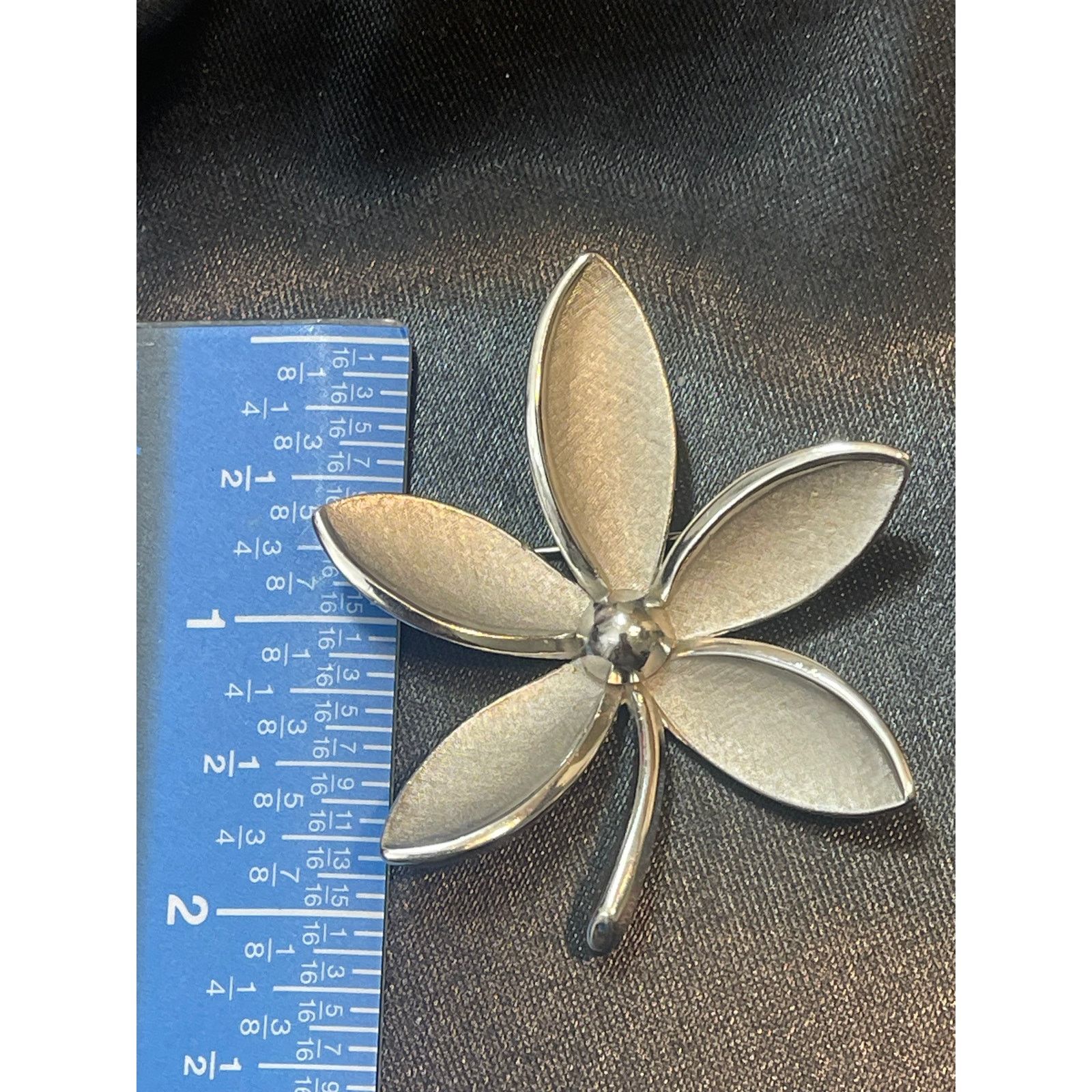Other Vintage Crown Trifari Brushed Silver Flower Brooch Size ONE SIZE - 3 Thumbnail