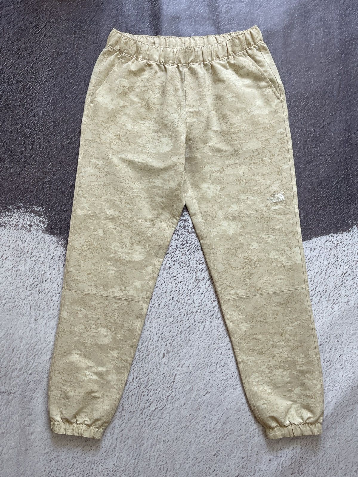 The North Face The North Face camouflage beige joggers track pants Size 30" / US 8 / IT 44 - 1 Thumbnail