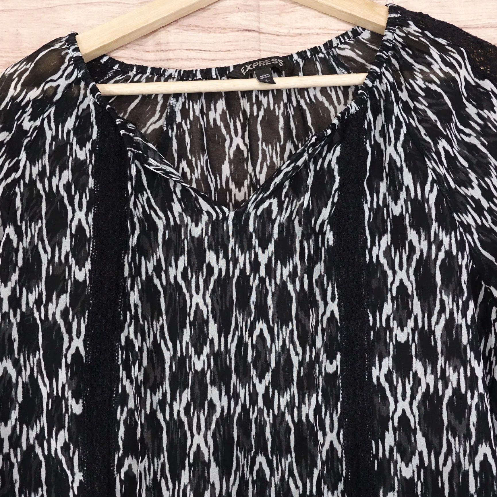 Express EXPRESS BLOUSE WOMENS SZ S BLACK WHITE SHEER SEE THRU GEOMETRIC SMALL Size S / US 4 / IT 40 - 2 Thumbnail