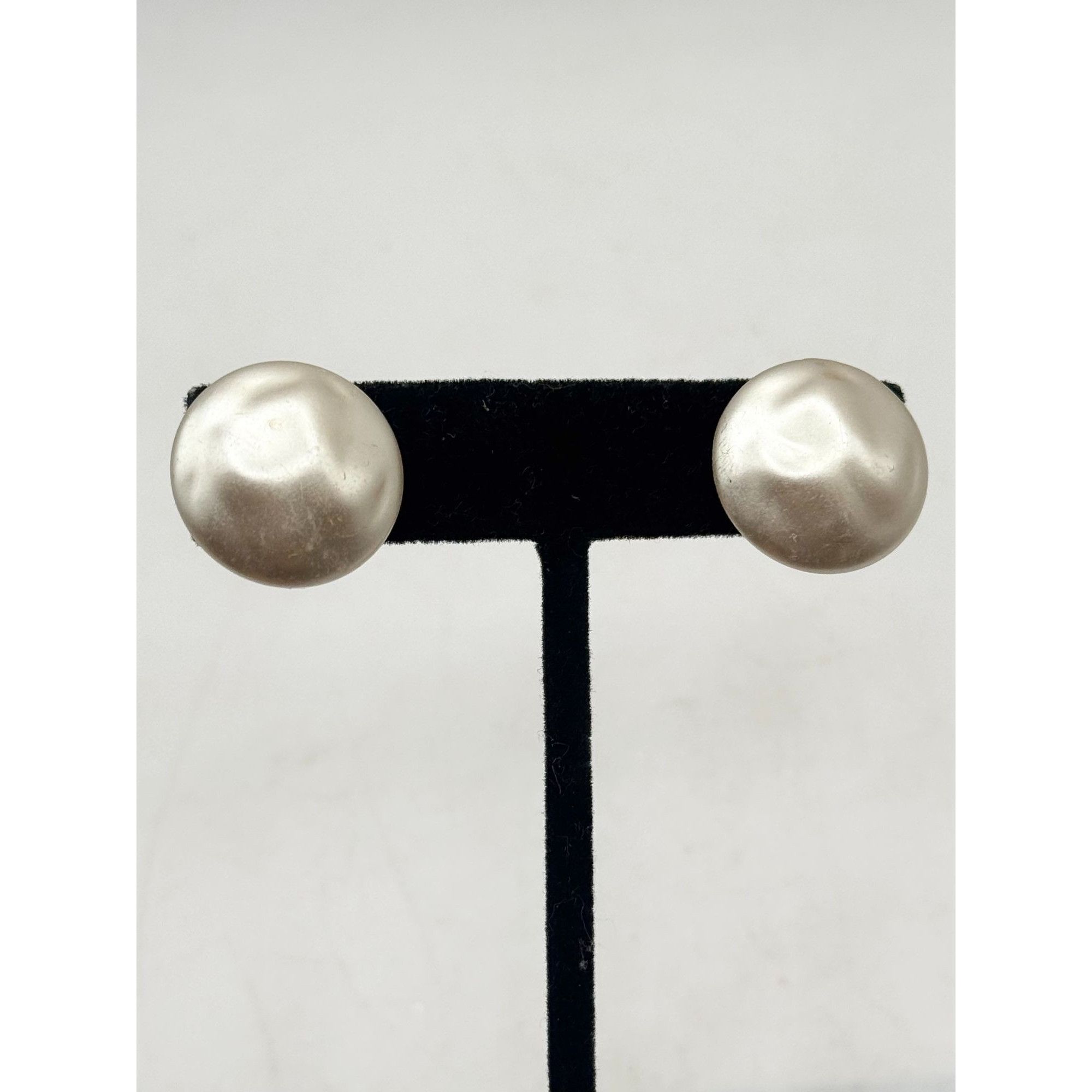 Vintage Vintage Crown Trifari Pearl clip on earrings Size ONE SIZE - 1 Thumbnail