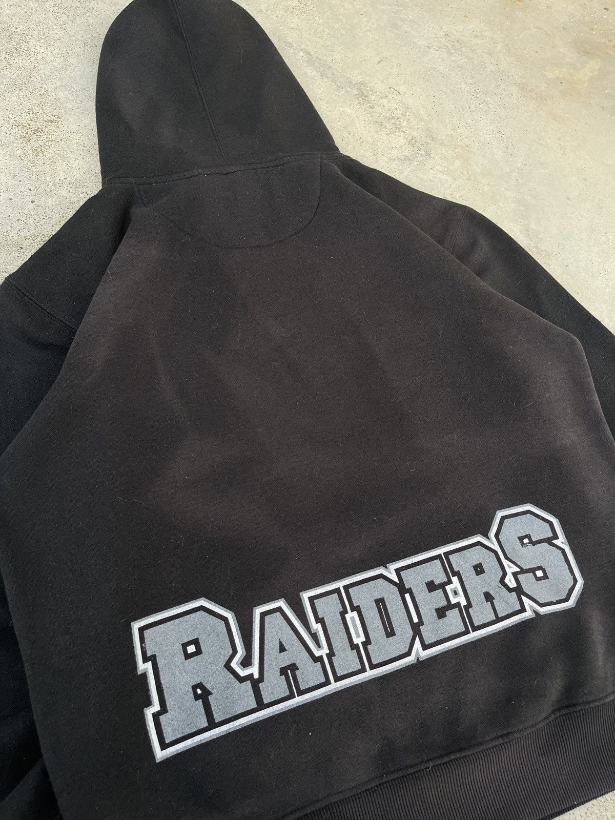 NFL × Vintage Vintage Faded Black Raiders Big Print Pullover Hoodie Size US L / EU 52-54 / 3 - 6 Thumbnail