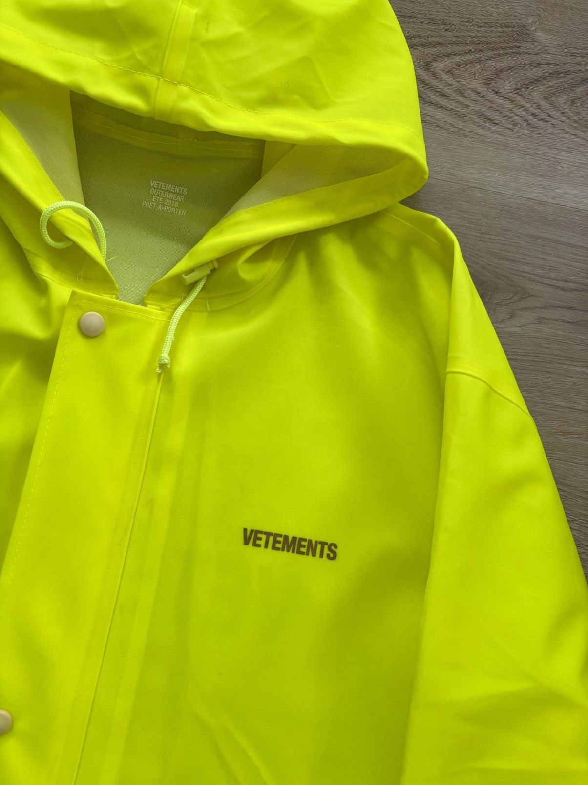 Vetements Vetements SS18 Logo Raincoat Size US M / EU 48-50 / 2 - 2 Thumbnail