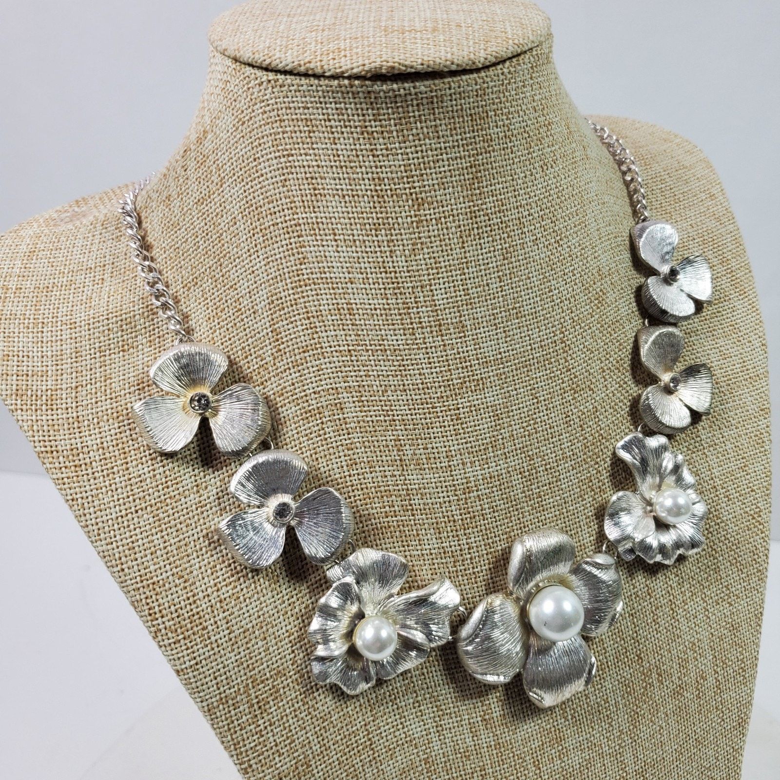 The Unbranded Brand Casual Career Flower Necklace 20 Inch Silver Tone Beaded Size ONE SIZE - 2 Thumbnail